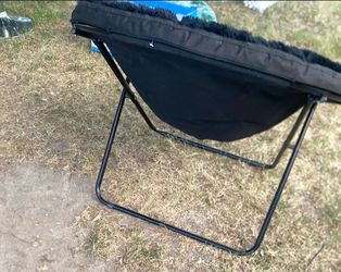 Circle chair Black flurry  good condition