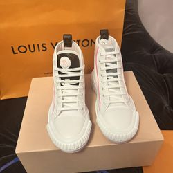 BRAND new Louis Vuitton hightops women’s size 7