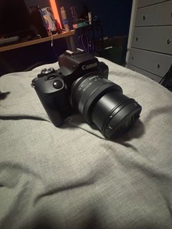 Canon R100 Camera