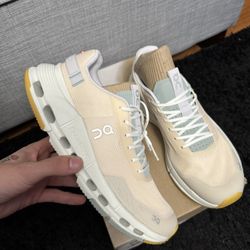 On Cloud Ladies Runner Sz 8.5 