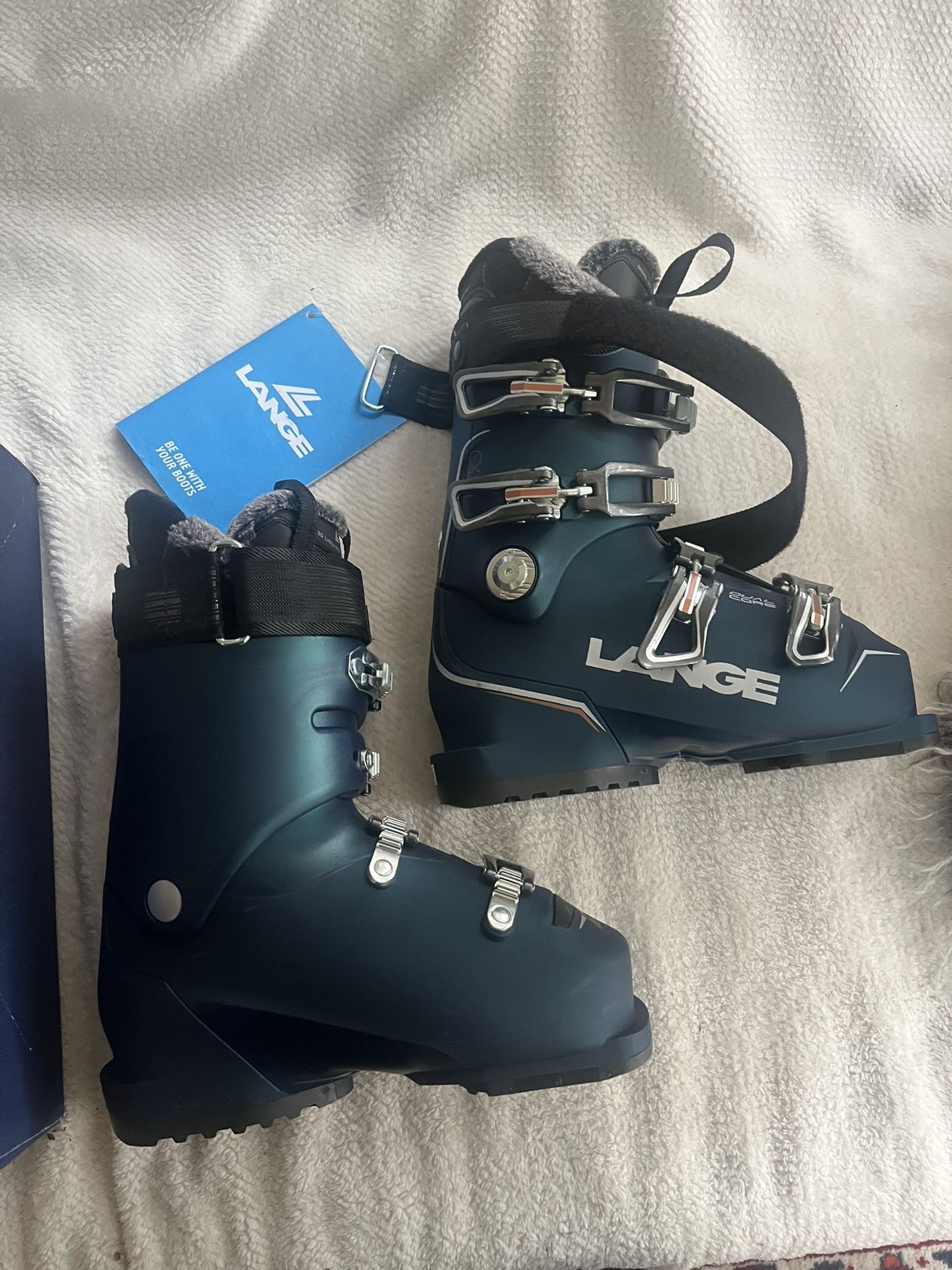 Ski Boots new 23.5. Lange