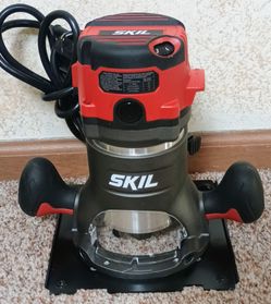 Brand New SKIL 10 Amp Fixed Base Corded Router (Model RT1323-00), a powerful 2.0-HP woodworking tool.Motor & Power: Features a 10-amp, 2.0-HP motor wi