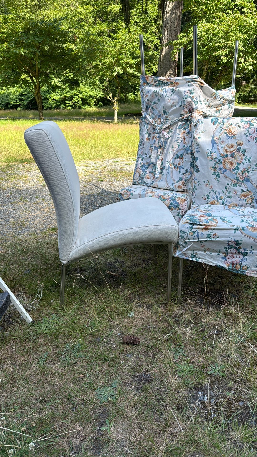 4 White Chairs With Covers