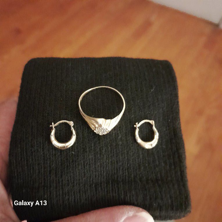 10 Karat Ring W/10 Karat Gold Earrings,