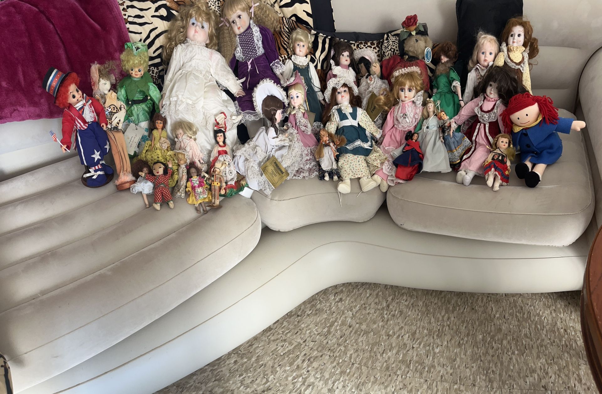 Collection of 32 vintage porcelain dolls