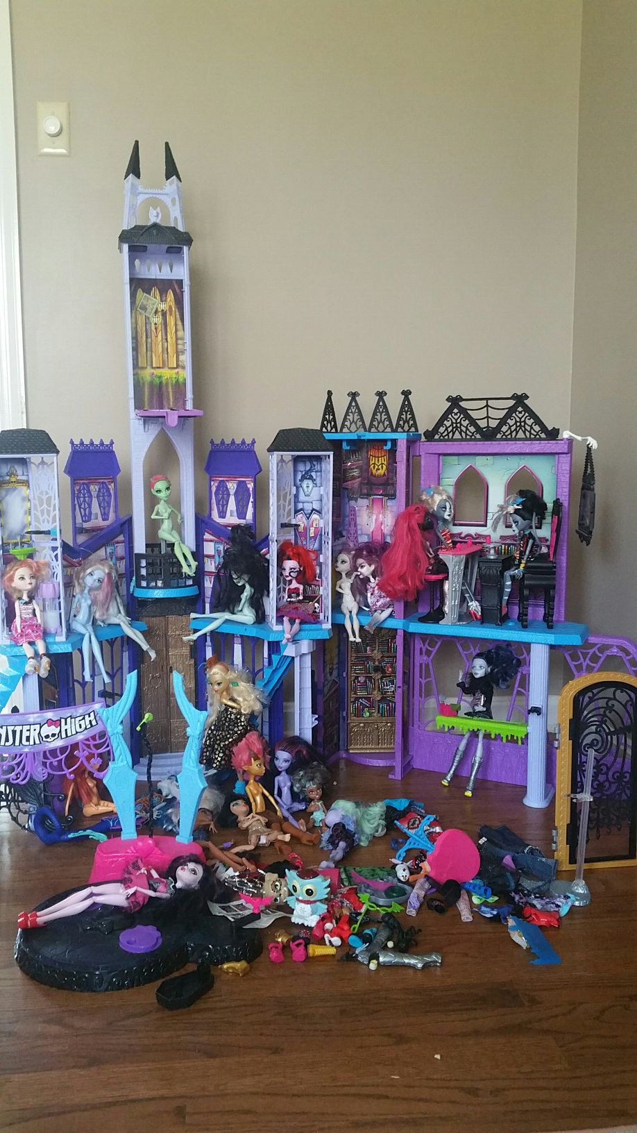 Monster High dolls set