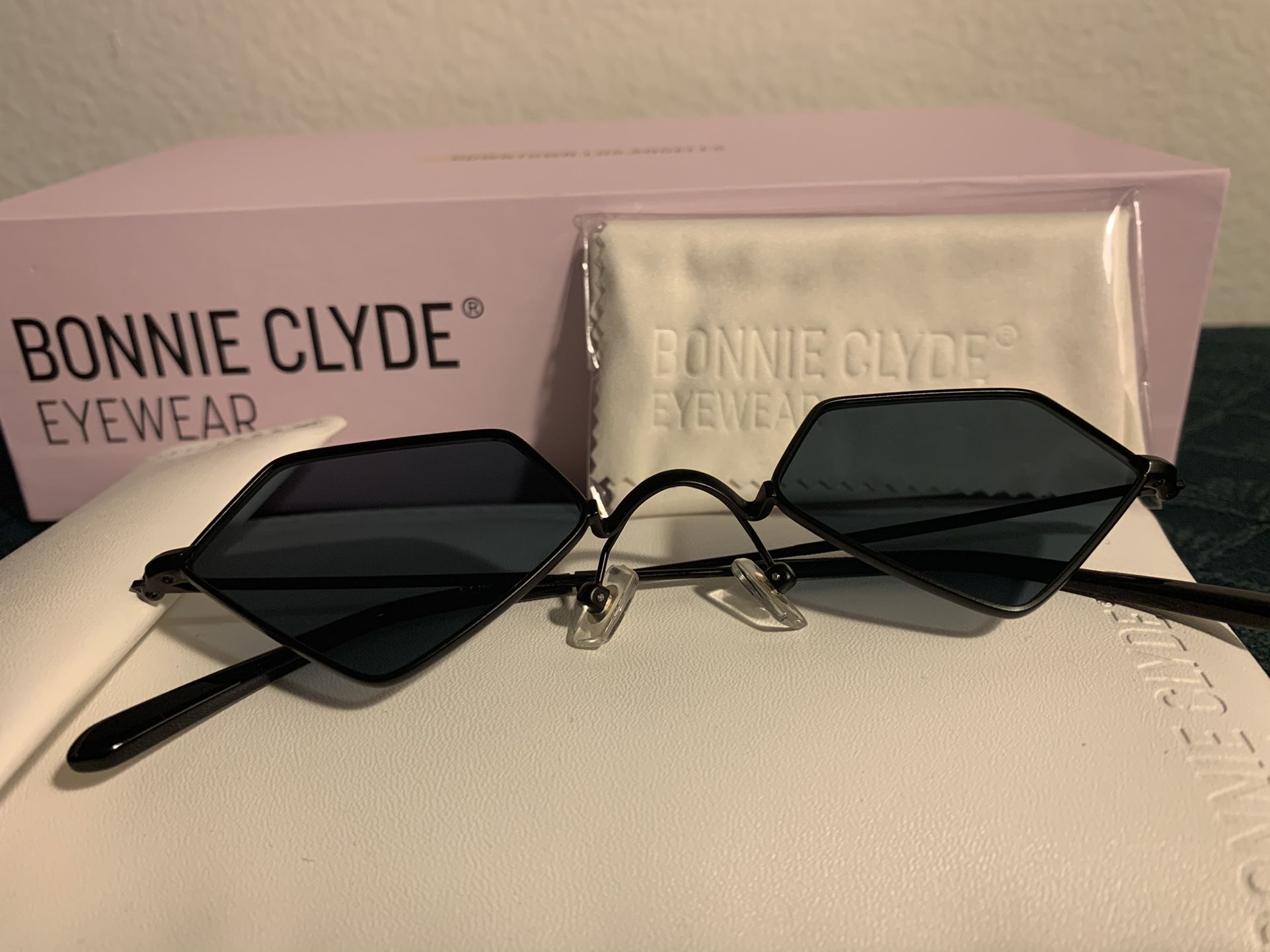 Bonnie Clyde Eyewear - For Eva Sunglasses in Black