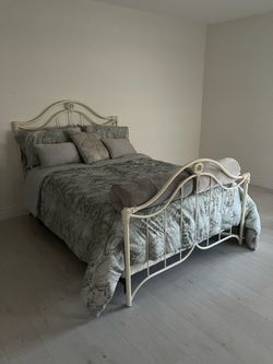 Double/full size bed, head and footboard
