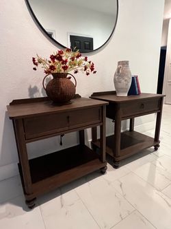 2 Beautiful end tables / nightstands