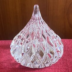 CRYSTAL KISS HERSHEY  PAPERWEIGHT 