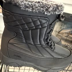 Woman snow boots size 8