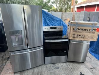 Stainless Steel Kitchen Appliance Set. All 4 units are in Exellent working conditions.