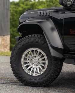 Ford bronco wheels and tires 17” con 35”
