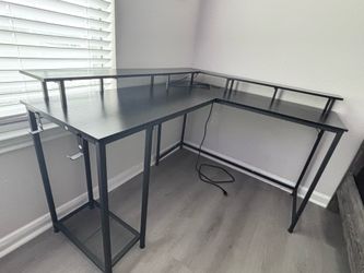 L-shaped desk (Cash Only)