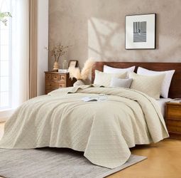 New Down Home King Quilt Set Lightweight Quilted Bedspread Coverlet Thin Comforter Buttermilk Beige