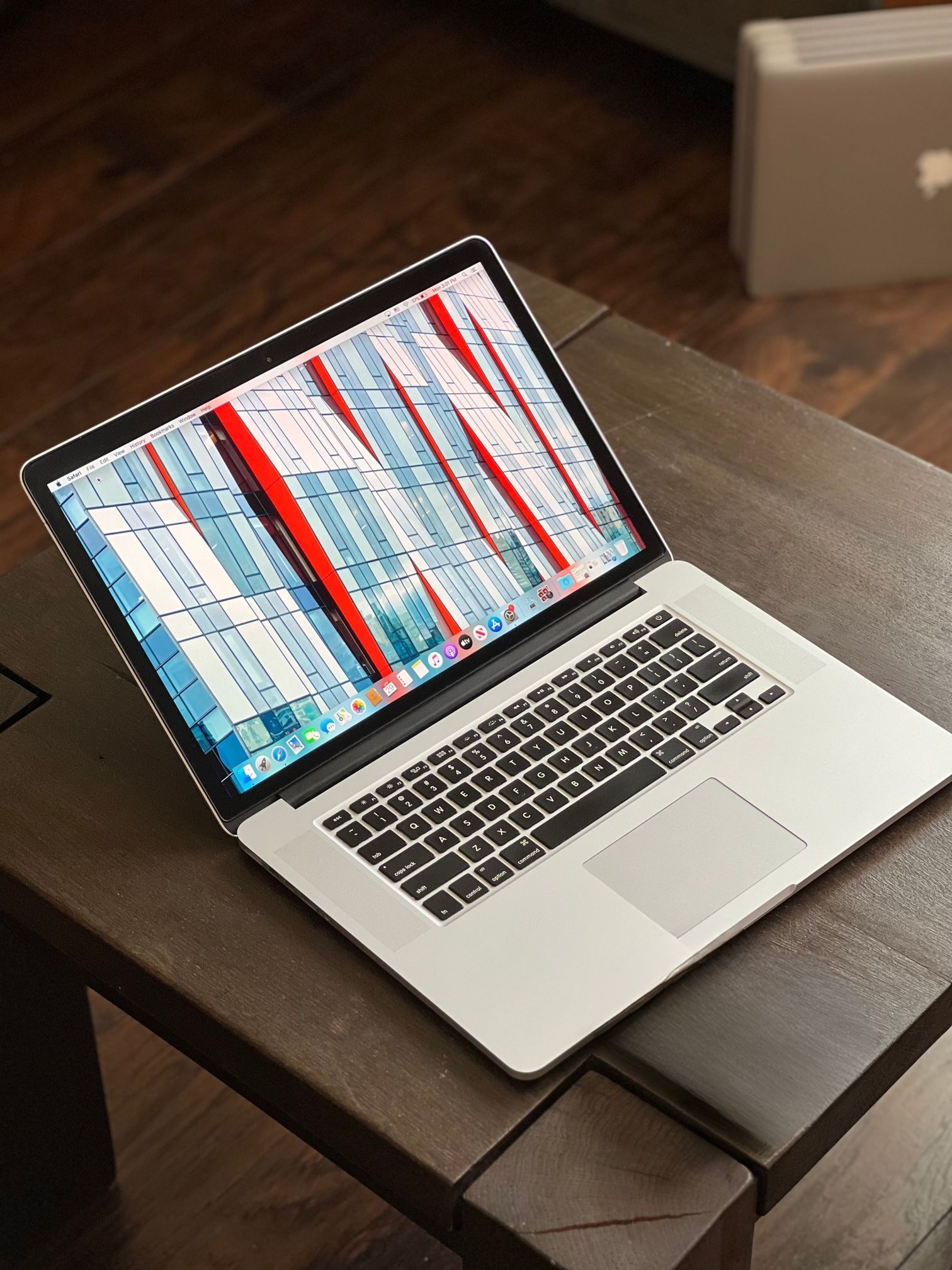 15” MacBook PRO w/ 2.5GHz QuadCore i7 / 500gb SSD  