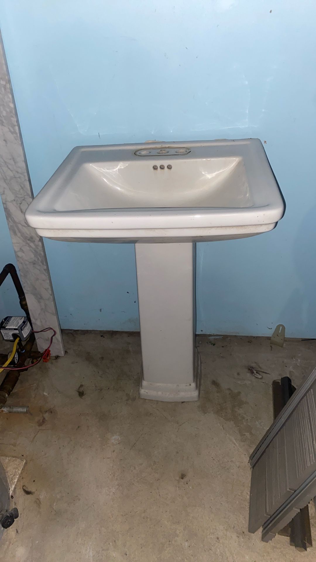 Pedestal Sink;’