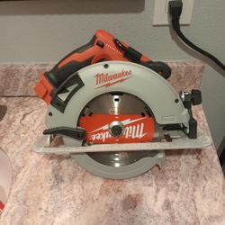 Milwaukee M18 7 1/4 Saw New Tool Only