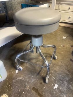 Medical rolling stool