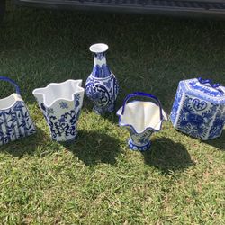 5 Pieces Of Blue And White Porcelain 