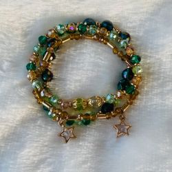 ✨ Handmade Beaded Bracelet Stack – Emerald & Gold with Star Charms – Stretchy & Unique ✨