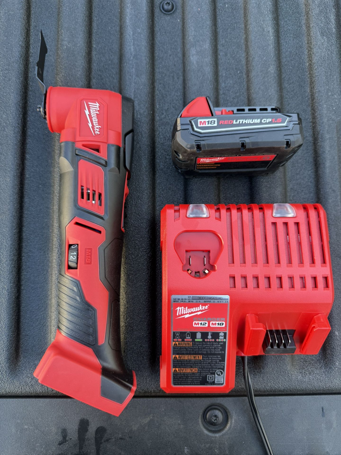 Milwaukee M18 Oscillating Multi-Tool con batería 1.5Ah y cargador – $145