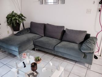 Sofa en buenas condiciones, no esta roto y se pueden lavar los cojines