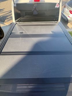 Ford F-150 Bakflip bed cover 5.5ft bed