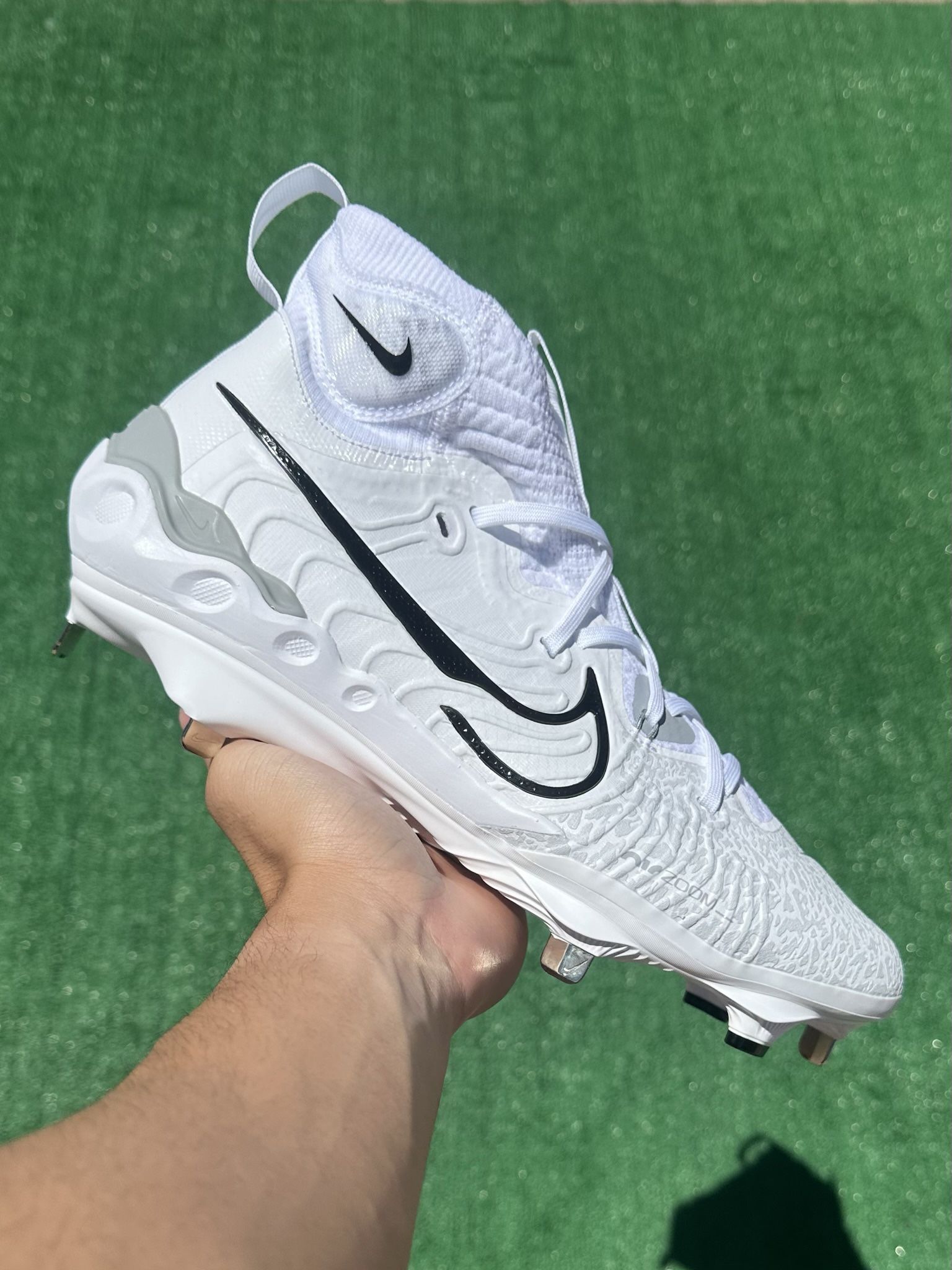 NIKE ALPHA HUARACHE NXT “WHITE / BLACK” METAL BASEBALL CLEATS (Sizes 11 and 11.5, Men’s Available)