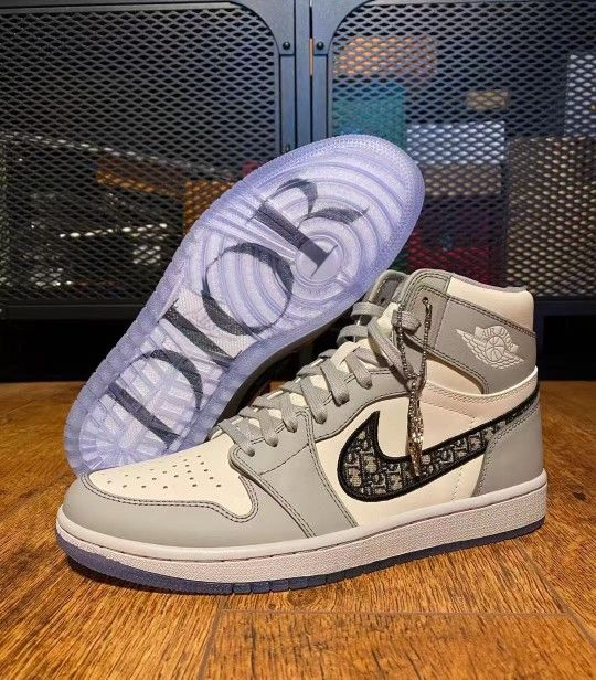 DIOR x Jordan Air Jordan 1 High Og 'White Wolf Grey' Comfortable Round Toe High Top Retro Basketball Shoes Men's and Women's White Grey