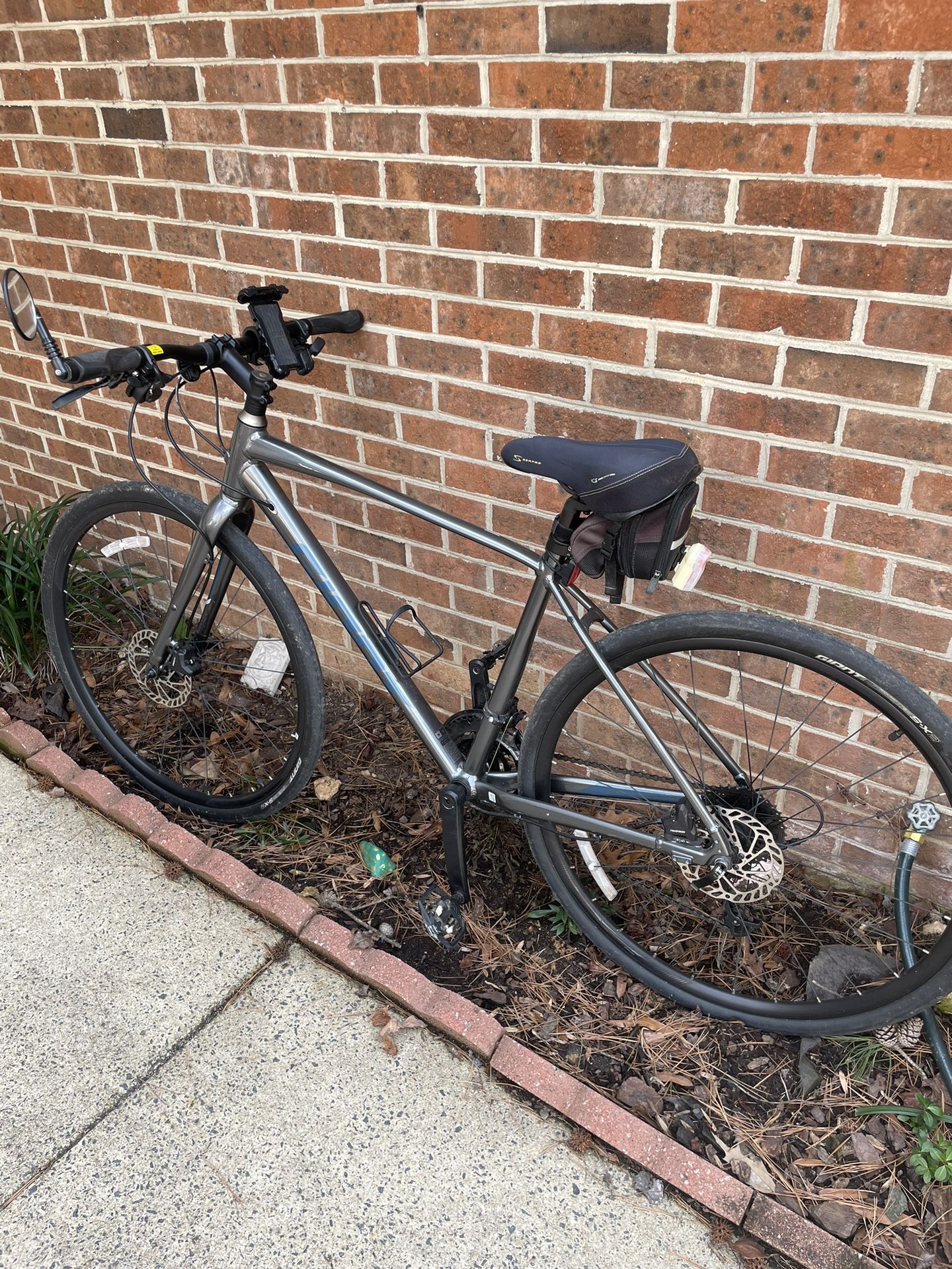 Giant Brand Road Bike With Tire Pump