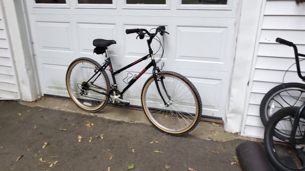 TREK women's 800 Antelope mountain bike. 26" wheels, MED/LARGE 19" frame.