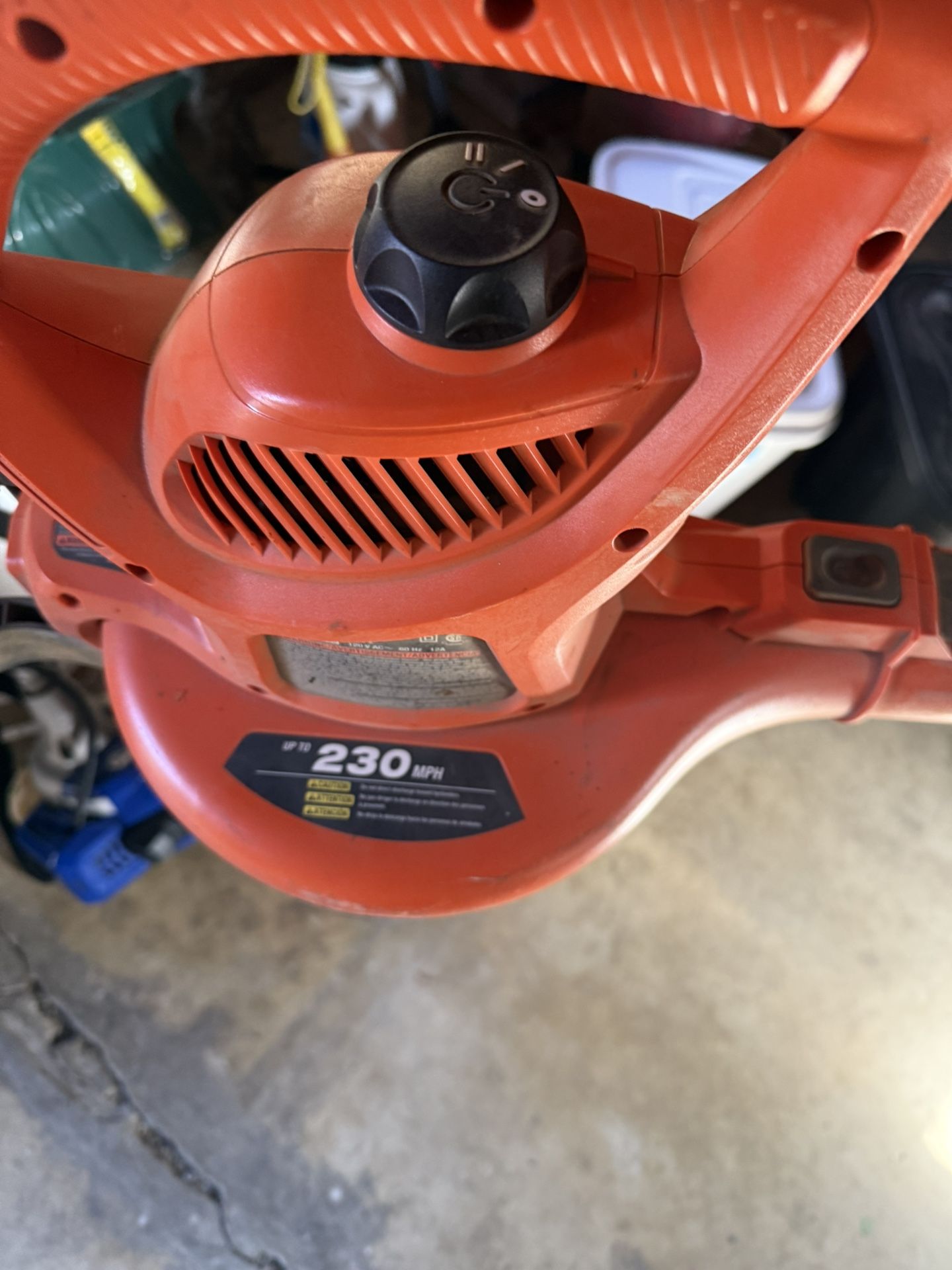 Electric leaf blower and vacuum