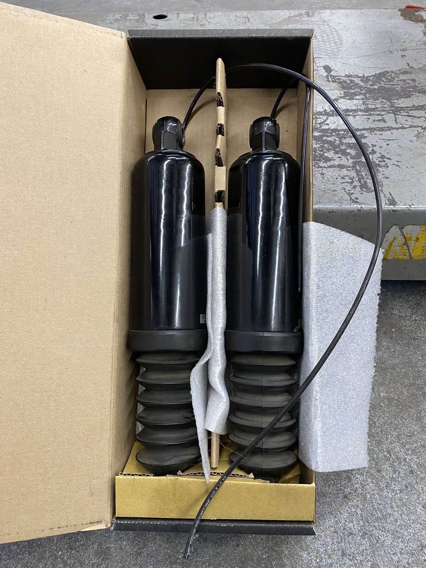 Harley Davidson FLTHCUI rear Showa Shocks
