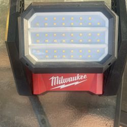 milwaukee rover dual power flood light
