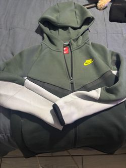 Nike Tech Fleece Full-Zip Hoodie. youth larg