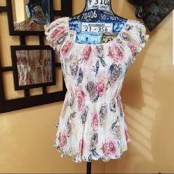 CREAM FLORAL CRINKLE TOP WITH LACE DETAIL!