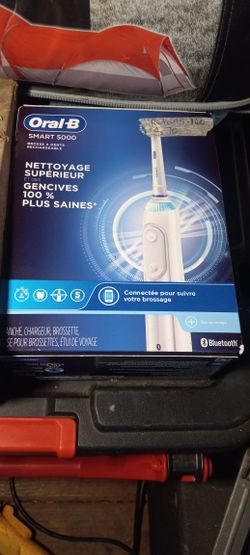 ORAL B SMART 5000 NEW IN BOX $60