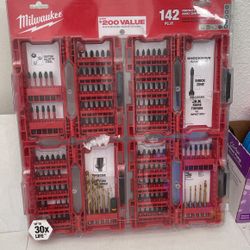Milwaukee Impact Drill And Drive Set 