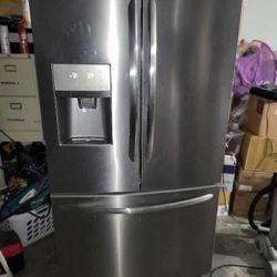 FRIGIDAIRE FRENCH DOOR REFRIGERATOR  Delivery available for small fee 🚛