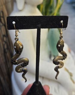 Vintage Betsey Johnson snake drop earrings new ( Mwtal no Silver ) Culver City area