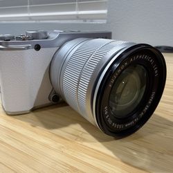 Fujifilm X-A2 w/16-50mm kit lens Mint Condition