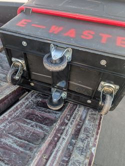 Rubbermaid Storage Dump Demolition Cart 