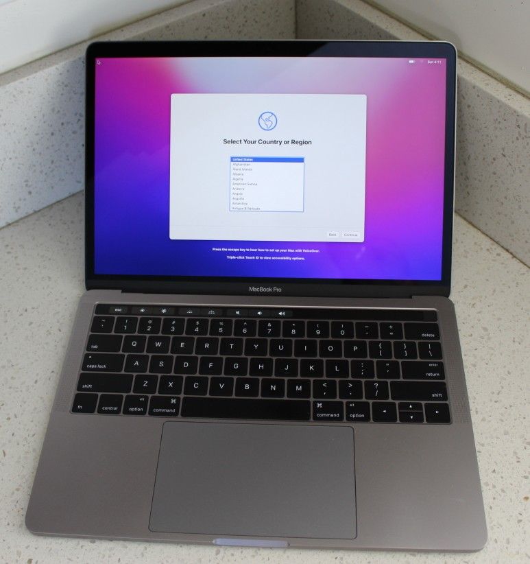 MacBook Pro 13 Touch Bar Gray Late 2016 2.9 GHz Intel i5 8GB 256GB MINT