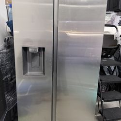Samsung refrigerator Used Less Than 8 Months 