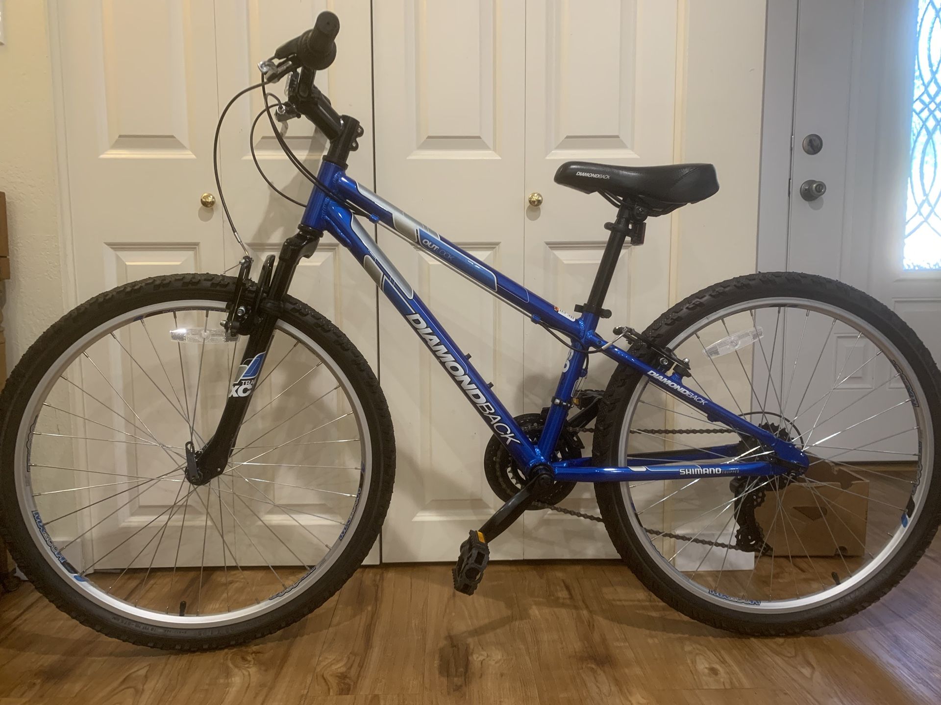 Diamondback outlook like new, for kids, teens or adults 4’5-5’5. Aluminum frame, wheels 26”, shimano 21 speeds. Clean no issues.