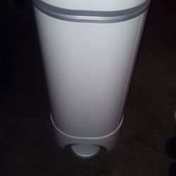 Munchkin STEP Diaper Pail, Powered by Arm & Hammer
