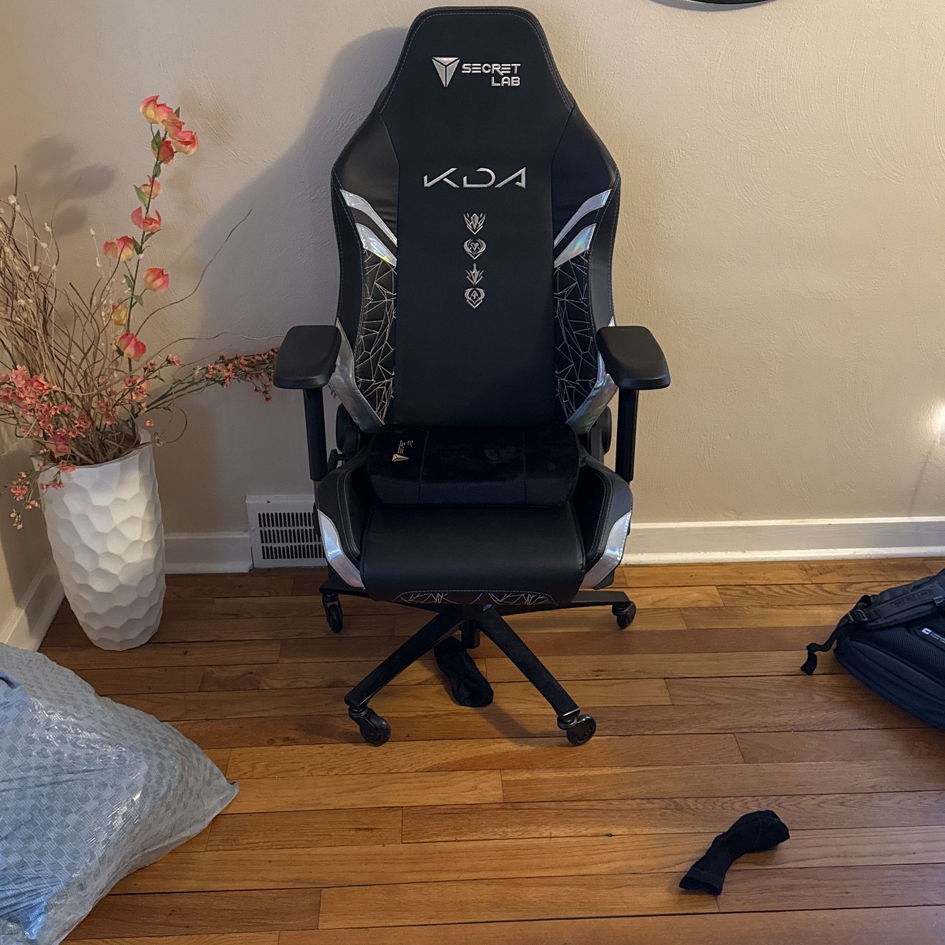 Secret Labs KDA Special Edition Gaming Chair Upgraded Wheels PLUS Extra Lumbar Cushion