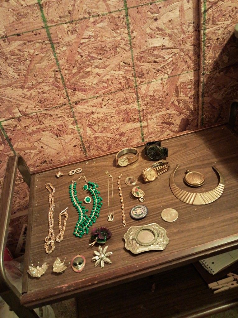 Box Lot Of Twenty Five Assorted Items Costume Jewelry Necklace And Bracelet Watches They Need Batteries Silver Belt Buckle Brooches Ring Pendant Choke