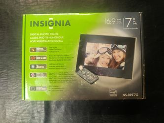 Insignia - Digital Photo Frame - Brand New - NS-DPF7G